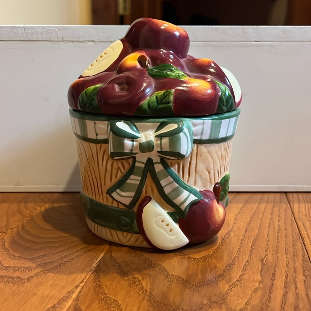 Young’s exclusive 1999 small basket of apples canister